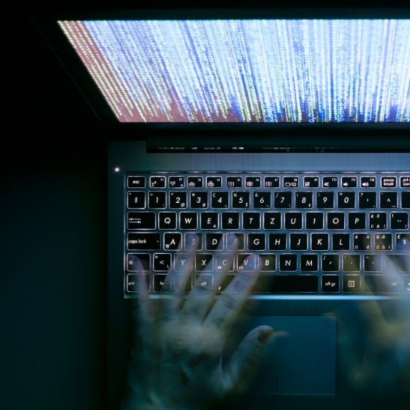 La seguridad de red no tiene una única regla. Se pueden adoptar diversas estrategias para ofrecer esa protección.